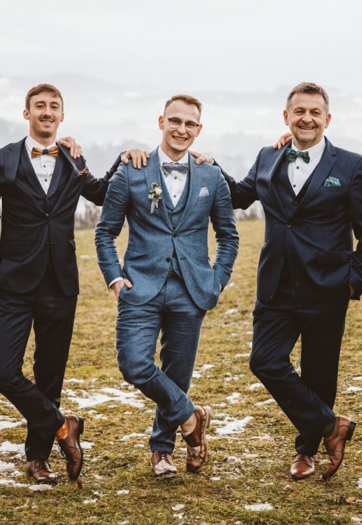 der Bräutigam mit seinen Freunden im Anzug