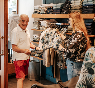 älterer Herr wird zu Freizeitmode persönlich beraten