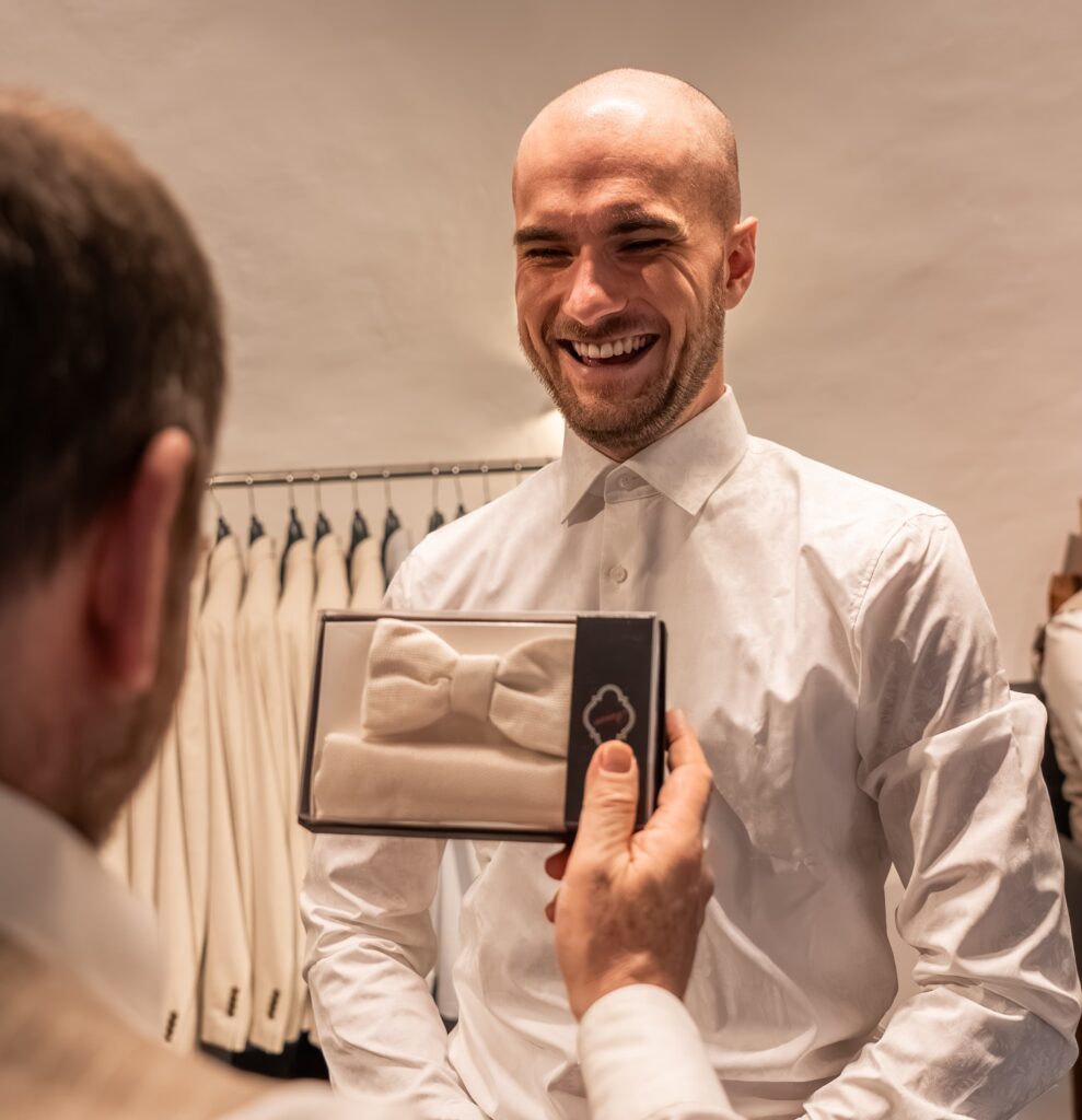 Auswahl einer Fliege zum Hochzeitsanzug