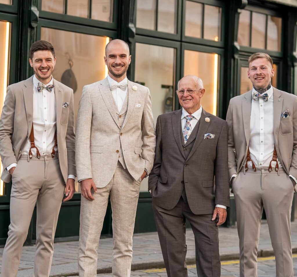 vier Herren im Anzug