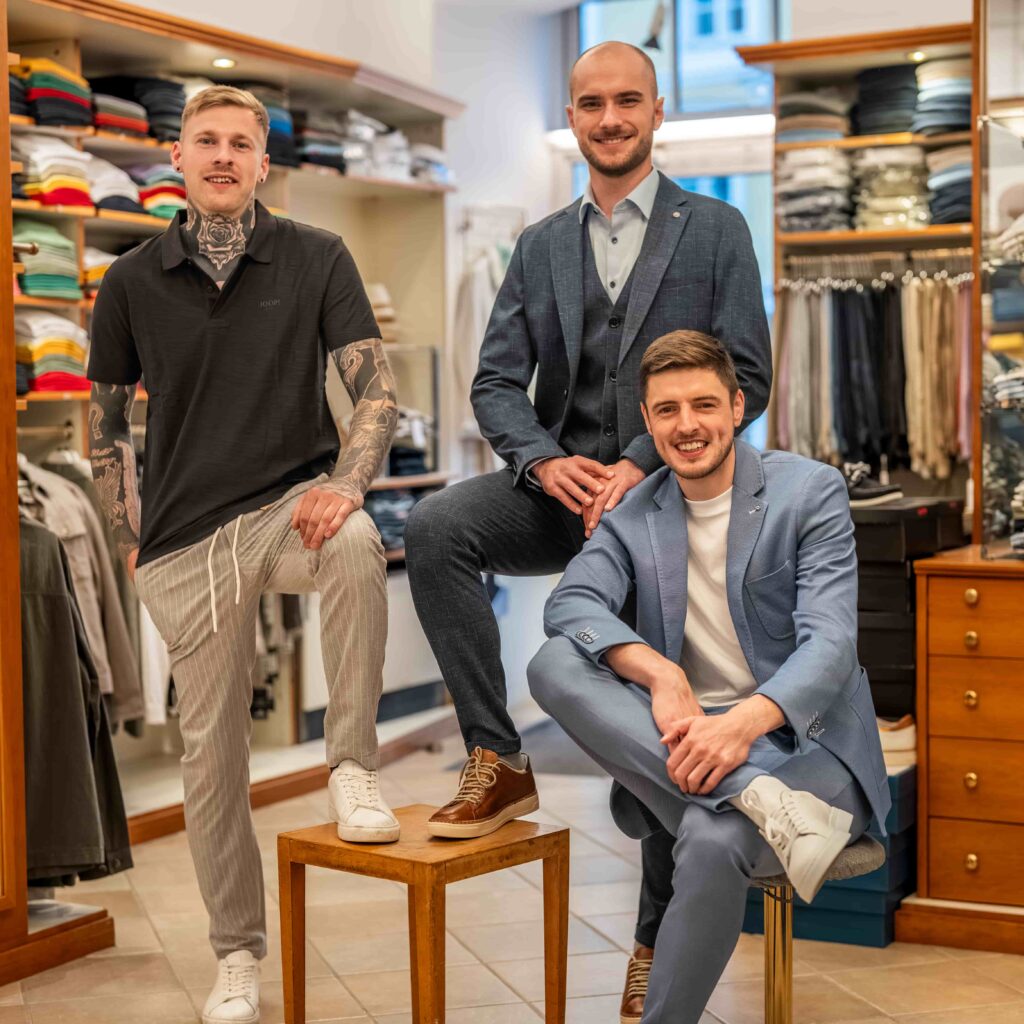 drei junge Männer im Hochzeitsoutfit