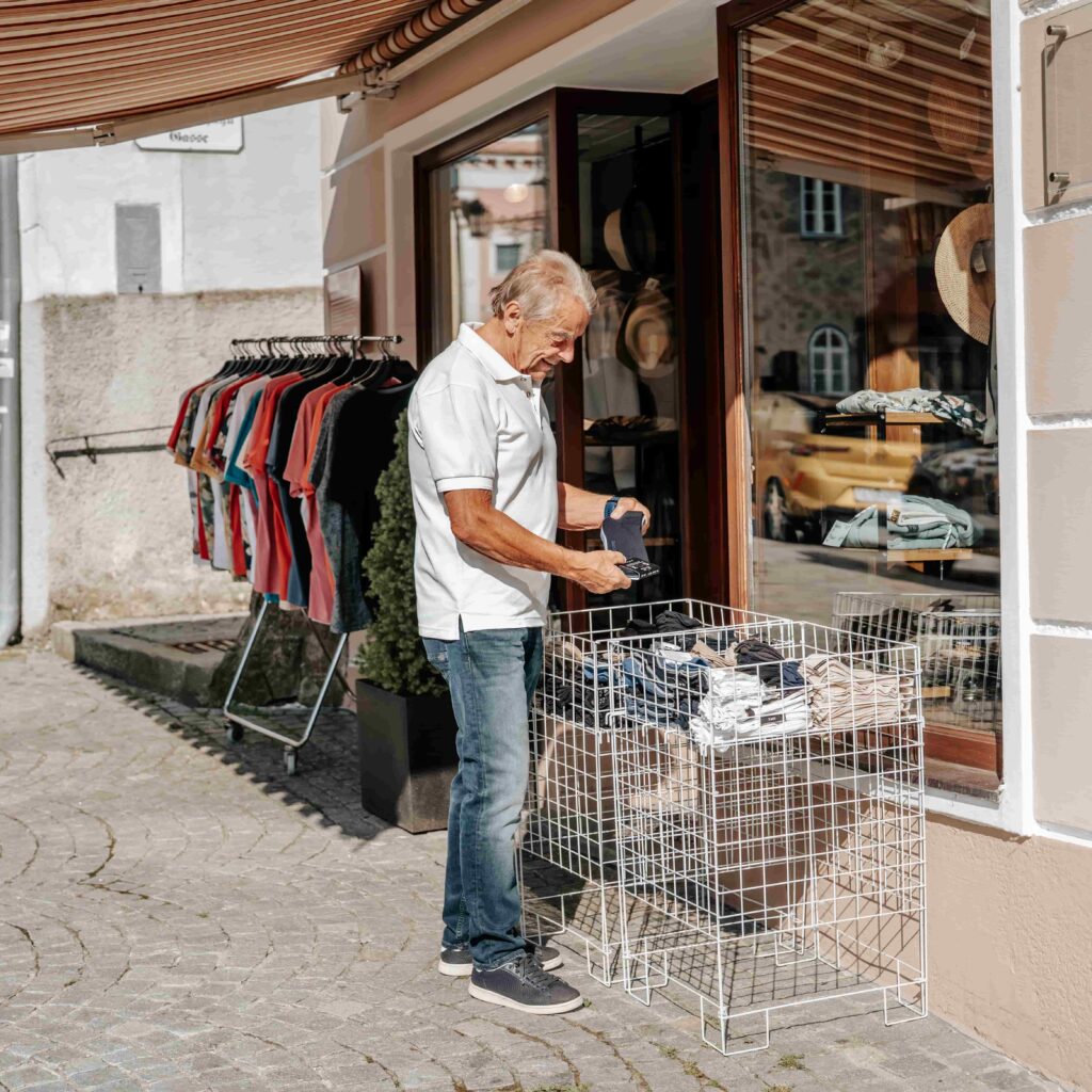 älterer Herr kauft bei Alois.Casual ein