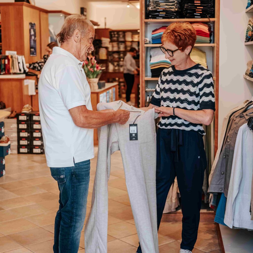 älterer Herr wird persönlich beraten zu einer Anzugshose